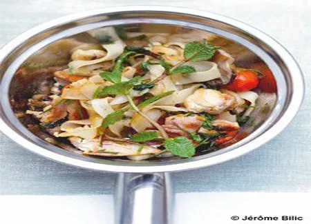 Poulet sauté aux champignons et aux vermicelles de riz