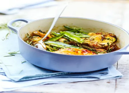 Poulet sauté aux herbes et pois gourmands