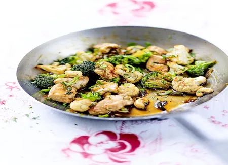 Poulet sauté aux oignons nouveaux, légumes et sauce soja