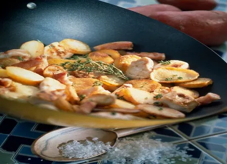 Poulet sauté aux piments et noix