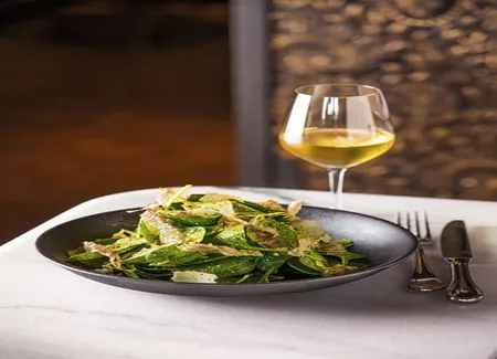 Pousses d'épinards, poutargue, yuzu et parmesan