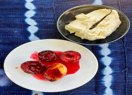 Prunes et pêches rôties à la ricotta