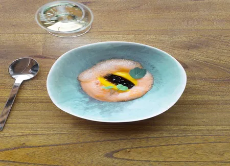 Purée de carottes, gelée de poule, amandes torréfiées