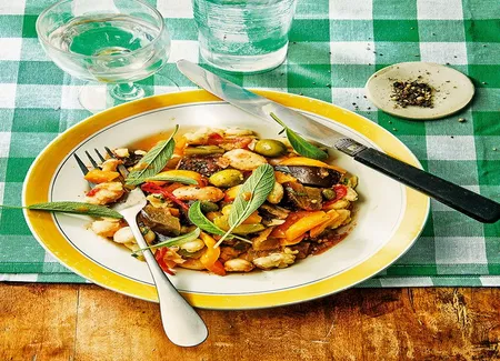 Purée de haricots blancs à l'ail et légumes d'été sautés
