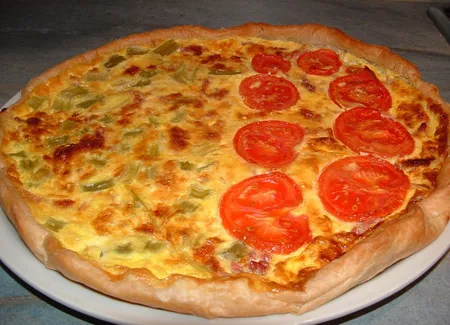 Quiche céleri, lardons, comté et tomates