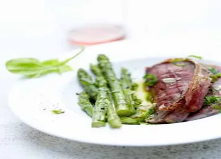 Rôti de boeuf et asperges vertes thaïes