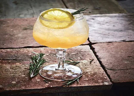Cocktail sans alcool raisin romarin