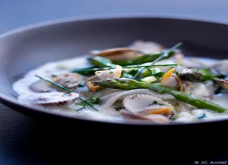 Raviole ouverte de coques et asperges vertes, émulsion de thym et courgettes
