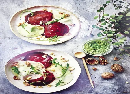 Ravioles de betterave et chou-rave au chèvre et pesto de roquette