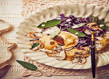 Ravioles de chevreuil, chou rouge et champignons