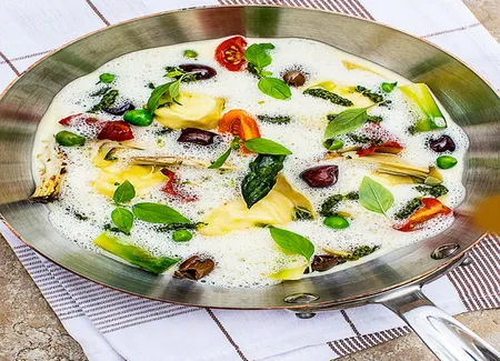 Ravioles de fromage de chèvre, petits légumes du jardin