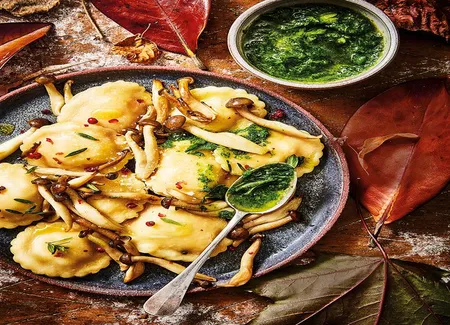 Ravioli au chèvre, shimeji bruns et huile persillée