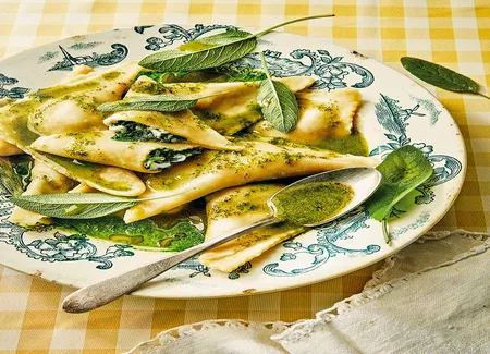 Ravioli épinards et ricotta, coulis d'épinard et huile de sauge
