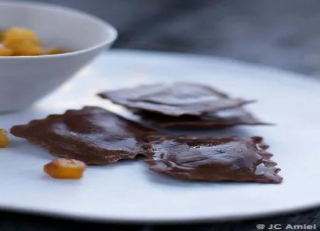 Raviolis au chocolat, croûtons de pandoro et ananas caramélisé