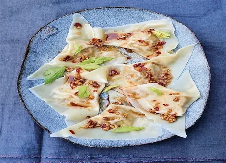 Raviolis chinois, céleri et cacahuètes