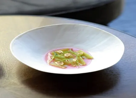 Rhubarbe, sirop de poivre et cacahuètes