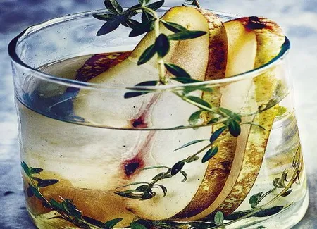 Rhum arrangé aux poires et au thym citron