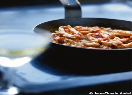 Riz à l'espagnole, calamars et vin blanc
