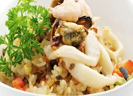 Riz à la lotte et aux calamars