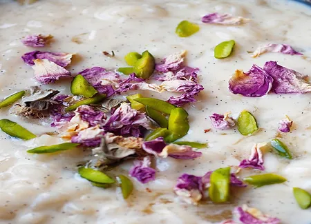 Riz au lait à la cardamome, pistaches et eau de rose