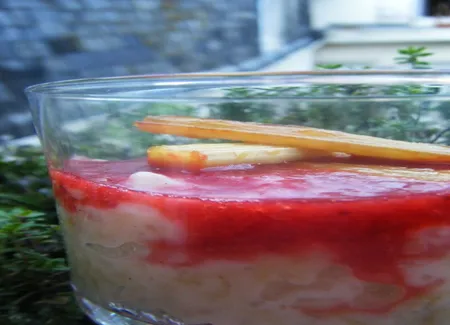 Riz au lait à la rhubarbe et coulis de fraise