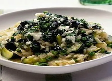 Riz aux courgettes, feta et olives