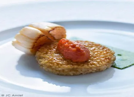 Riz croustillant, coquilles saint-jacques et beurre de gingembre