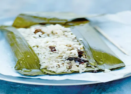 Riz gluant dans une feuille de bananier