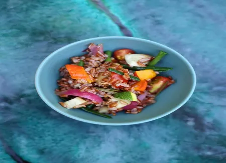 Riz rouge biologique de camargue sauté aux légumes de printemps et tofu d'armand arnal