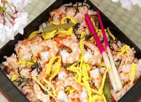Riz sauté aux crevettes et basilic thaï