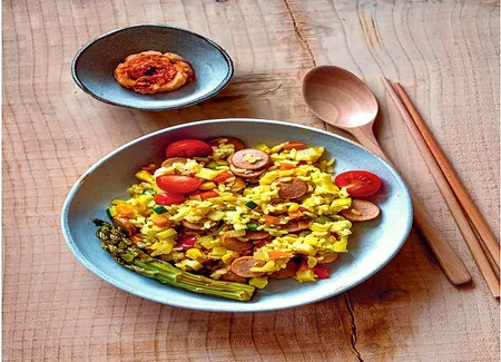 Riz sauté aux légumes, saucisse et curry