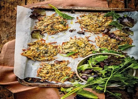 Rösti aux herbes fraîches, salade