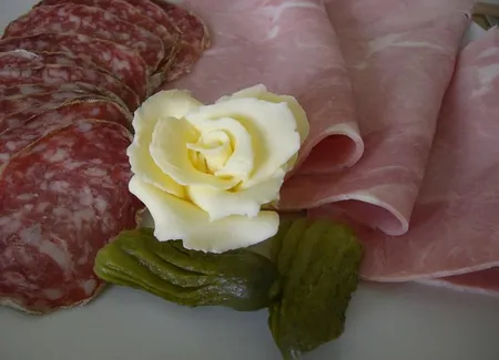 Rose en beurre sur charcuteries