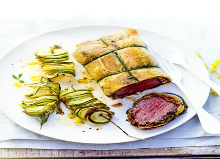 Rôti de boeuf aux olives, brik et brochettes de courgettes