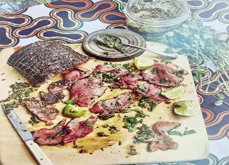 Rôti de boeuf frotté au poivre, sauce chimichurri