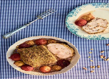 Rôti de porc, pistaches et prunes