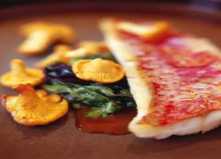 Rougets sauce bouillabaisse, girolles et épinards
