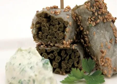Rouleau craquant, haricots verts et sésame