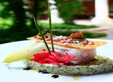 Rouleau de merou farci à la banane sur un lit de risotto au crabe