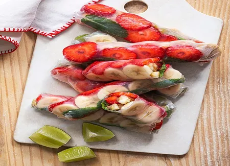 Rouleaux de printemps aux fraises et aux fruits exotiques