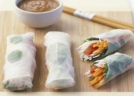 Rouleaux de printemps avec sauce à l'arachide