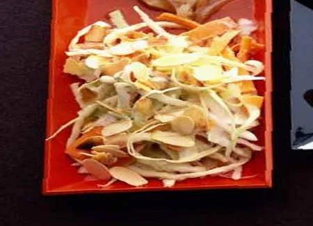 Salade de chou et carottes aux amandes grillees