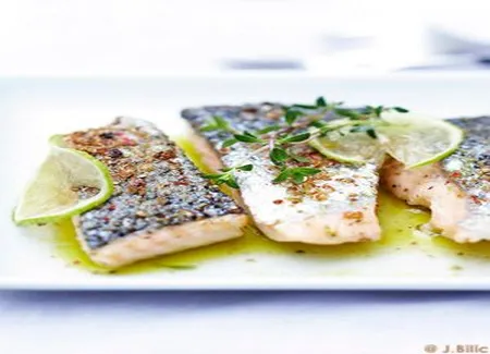 Saumon grillé à l'unilatérale, sauce thym citron