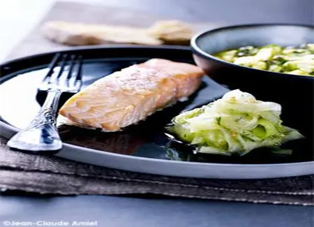 Saumon rôti aux oeufs mollets, câpres et oseille, concombre en pickle (