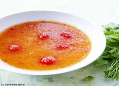 Soupe de melon glacée avec tomates
