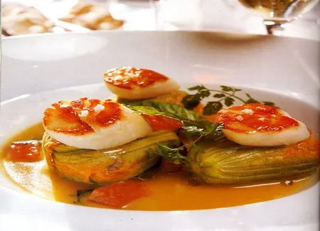 Saint-jacques poêlées, fleurs de courgettes farcies en marinière de noix de pétoncles