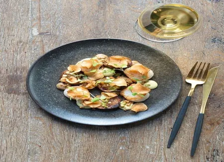 Saint-jacques et topinambours, condiment oeuf-cornichon