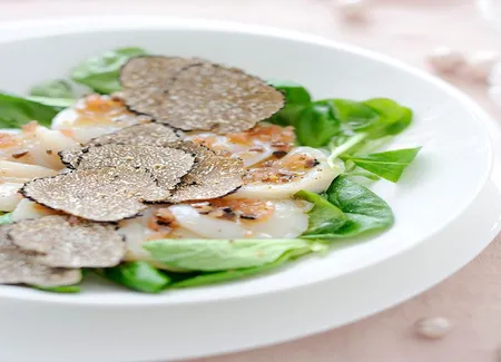 Saint-jacques, mâche et truffe noire d'alain ducasse