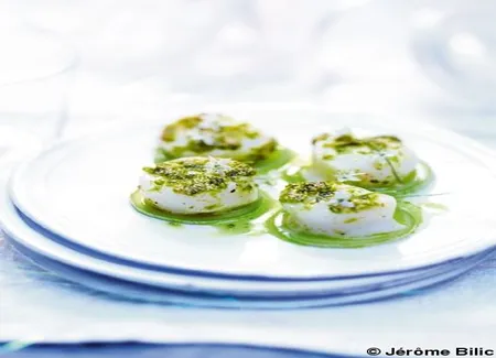 Saint-jacques, pistaches concassées et courgettes