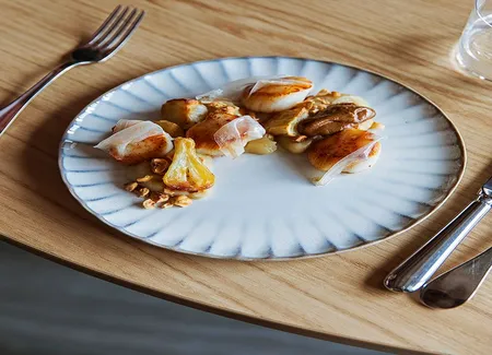Saint-jacques, topinambours, lard de colonnata et espuma d'ail noir